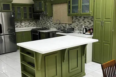 Image de Deluxe Spacious Split Level Home. \nQuiet, private and cost atmosphere awaits.