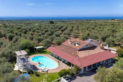 Villa 'Geridu Luxury Con 4 Camere' avec piscine privée, Wi-Fi et climatisation