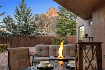 Image de Sedona Chapel Hill Chalet: A luxurious 3-bedroom retreat boasting stunning Red Rock views.