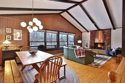 Image de The Shredquarters: Mid-Century Modern Chalet | 4 minutes to Snowshed 3br/2ba
