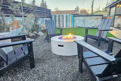 Image de Beautiful and unique 1 bedroom home close to downtown with hot tub!