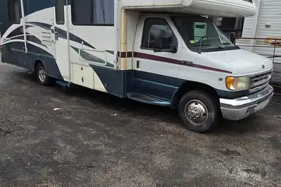 Image de Huge Updated Rv that sleeps 8 in enchanting Spicewood. Pool, Hot tub, Steam room