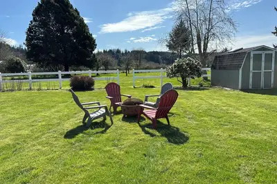 Image de Cozy countryside getaway in downtown Forks, Washington.