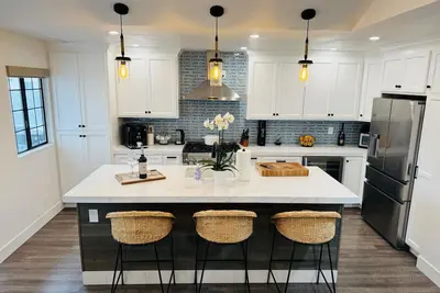 Image de Modern coastal home with hot tub