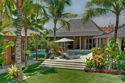 Image de Canggu Tropical Living in Artisan Teak Joglo Estate 50 meters to beach 2500 Sq M