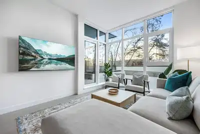 Image de New Caban 2-bedroom Oasis across the Water w/ Pool, Hot Tub, Gym and Huge Patio