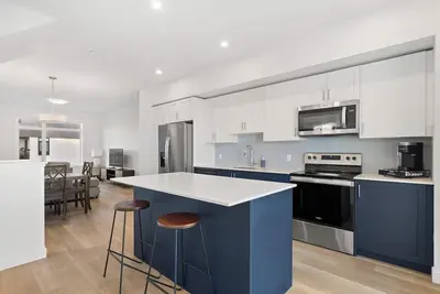 Image de Skyline Retreat | Spacious 4br Home with Balcony!