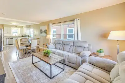 Image de Walk to Parks + Bunzel's Market: Milwaukee Home!