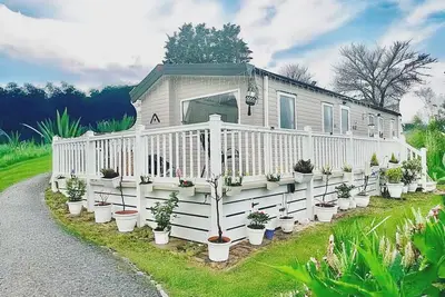 Image de Lodge confortable de Newquay avec bain à remous privé, table en sapin et 3 chamb