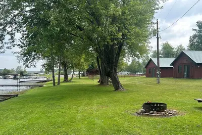 Image de 2-bedroom cabins in Duluth with WiFi access at the bar and restaurant building.
