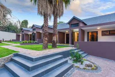 Image de Luxury upmarket self catering apartment situated in a serene environment.