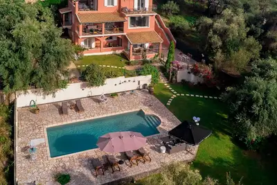 Image de Villa Sissy sleeping up to 14 guests with large private pool - Prestige Villas