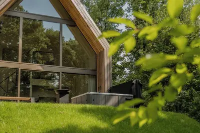 Image de Luxury lodge for 4 people with jacuzzi, surrounded by nature and equipped with high-quality amenities.