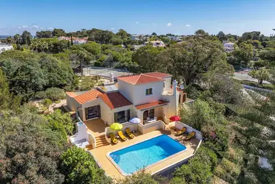 Image de Stunning 4 bedroom villa with heated pool tennis court and sea views