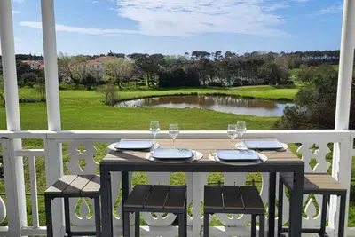 Image de Appartement avec vu imprenable sur le Golf, à 10 mn de la belle plage du Veillon