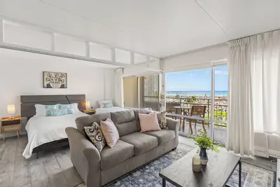 Image de Oceanfront Oasis at Ilikai Hotel | Private Lanai