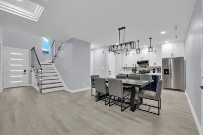 Image de Relax & Unwind in this Modern & Spacious Townhome + 2 Car Attached Garage
