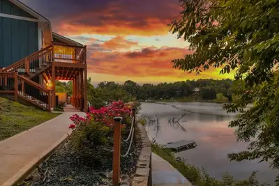 Image de Lakehouse, private dock, hot tub, 2 kitchens, gated community with pool.
