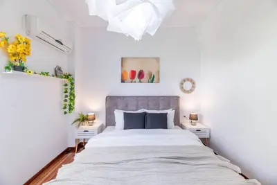 Image de Modern Escape Near Riviera & Niarchos Foundation!