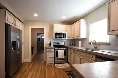 Image de Retro Modern Montrose Home - Downstairs Duplex