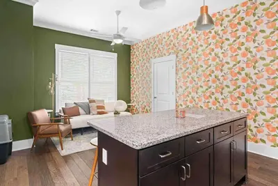 Image de Downtown at The Peach House Dogs Welcome  Fully Fenced Yard and Off-street Parking