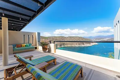 Image de Coastal Views and Private Beach Access