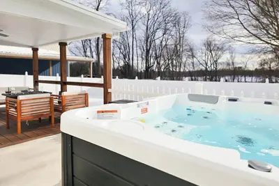 Image de New! Hot Tub, Firepit & Game System Near Hershey - Walk To Lake & Fishing!