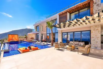 Villa for 12 w/fantastic views, large heatable infinity pool, quite location