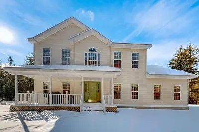 Image de Elegant house in quiet neighborhood, close to ski mountains, gas fireplace, wifi