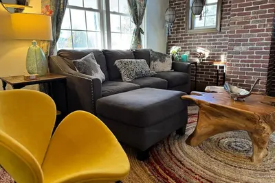 Image de Warm, comfy 3 Bd/2ba w/ private fenced yard