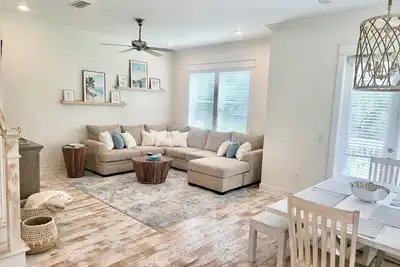 Image de Coastal retreat offering a serene atmosphere and nearby beach access