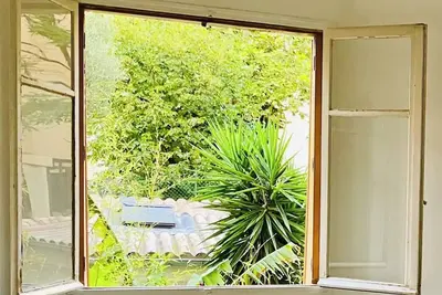 Image de Charmant, lumineux, sans vis à vis, proche plages. \nUn havre de paix central.