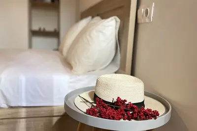 Image de Comfy · Spacious 2bd In Petralona · Metro Station