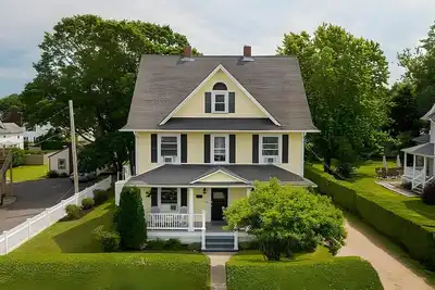 Image de Spacious 8-bedroom home located in the heart of Narragansett!