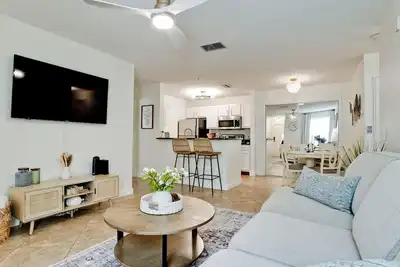 Image de Gated 2br/2ba Condo w/ Pool