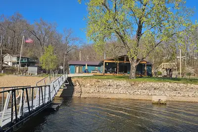 Image de Beautiful 4 bedroom 2 bathroom lakeside cabin with large dock and sandy beach.