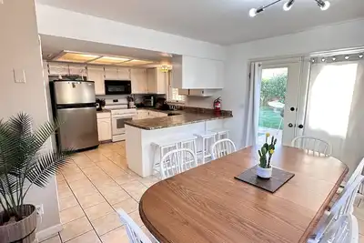 Image de Charming 4-bedroom home with plenty of off-street parking and beautiful views.