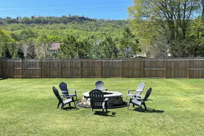 Image de Flintstone Home, fur babies, Mtn view, mins to Ruby Falls, Rock City & Chatt