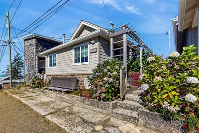 Image de Coastal Retreat in Netarts – Steps from the Beach! w/ Kayak, Hot Tub, WiFi