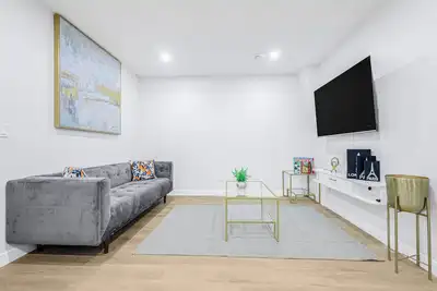 Image de Lovely new 2 bedroom apartment. 15 mins to Airport