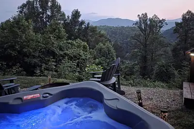 Image de Near Polar Express, Casino and Wcu. Hot Tub & robes! Dog friendly. Views!