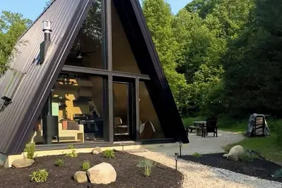 Image de A Delightful A-Frame on 20-Acres with Hiking Trails, Hot Tub, Wifi, and More