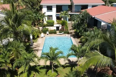 Image de Minimalist Condo with a Beautiful New Design, Enclosed Patio, and Shared Communi