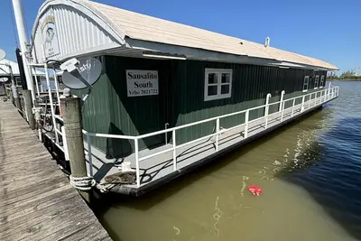 Sausalito South- Spacious, Comfortable, and Clean Houseboat