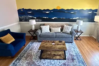 Image de Entire Townhome Walkable to Stadium and Ruby Memorial