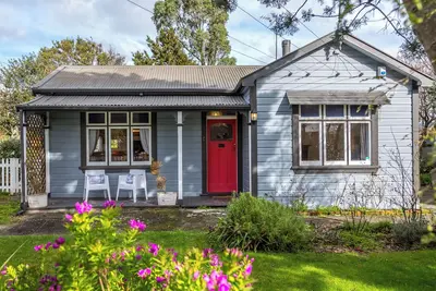Image de Cozy cottage just off Sh2 with easy driving to other villages in the Wairarapa.