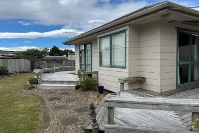 Image de Come & relax in our fully fenced home away from home - 3 min walk to Cooks Beach