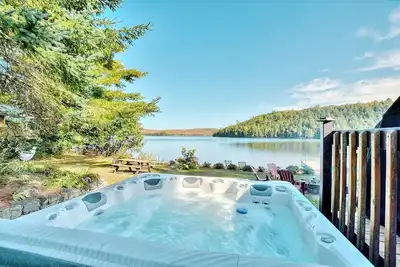 Image de Refuge des 4 Petits Ours, Cozy Lakefront property w/ sandy beach, fireplace & spa