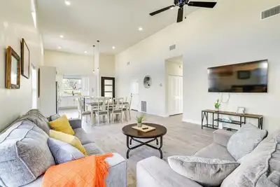 Image de 6 Mi to State Farm Stadium: Home w/ Fenced Yard!