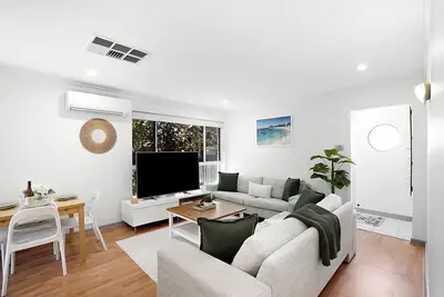 Image de Easy Dayze: Steps to Sand, Shops & Sips!